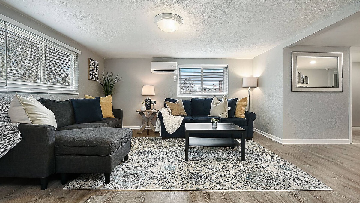 South Side House | Cozy & Comfy Duplex! 7Bed/4Bath w/5 Car Parking!
