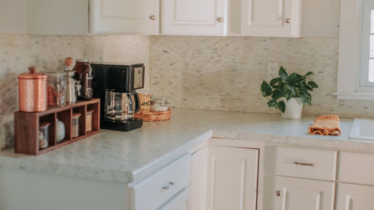 Utica House | Cozy & Comfy White Home