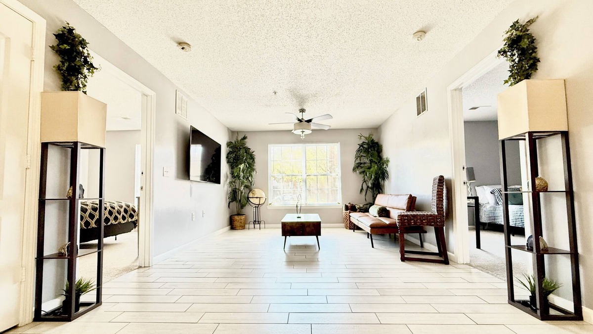 Tallahassee Condo | Cozy Condo 2x2 Spacious Suite in Tallahassee with fitness room, AC, WiFi & Pool