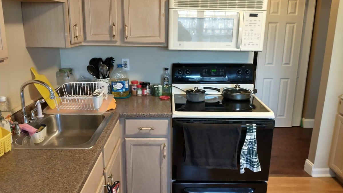 Keansburg Condo | Cozy condo at the Raritan Bay/Jersey Shore - Bus to NYC at corner