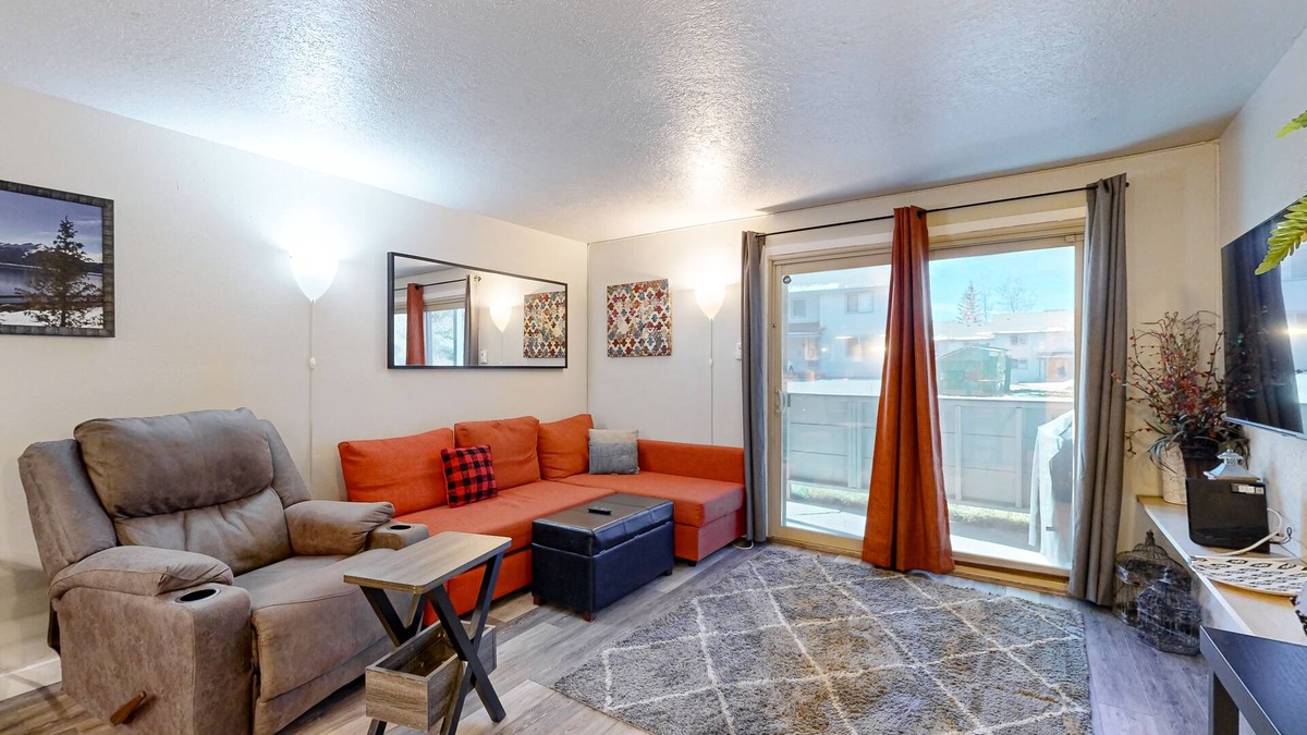 Silverthorne Condo | Cozy condo in great location - access to shared pool & game room