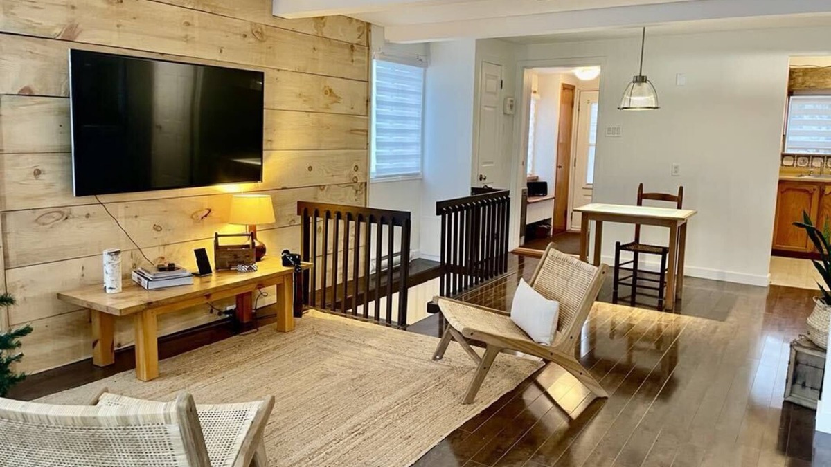 Longueuil Condo | Cozy condo near downtown Montreal. Close to all amenities!