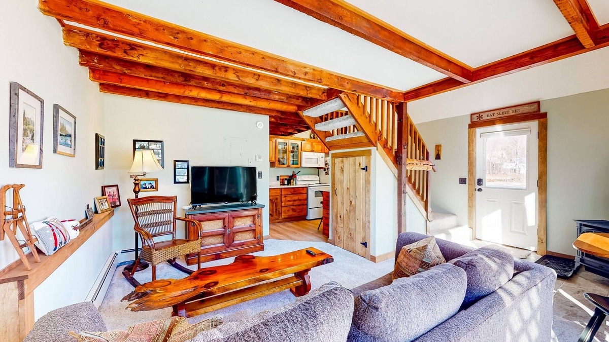 Proctorsville Condo | Cozy condo near skiing with fireplace & deck