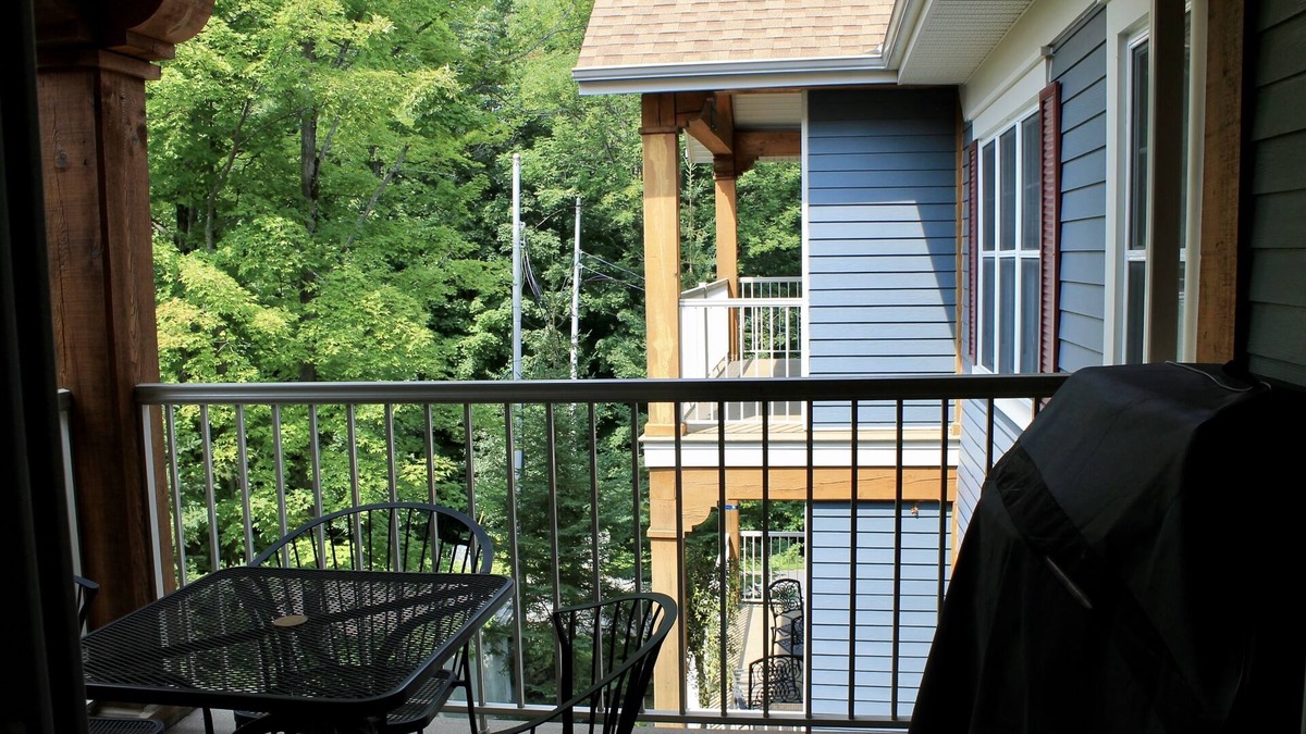 Bromont Condo | Cozy condo ski in/out in the wood