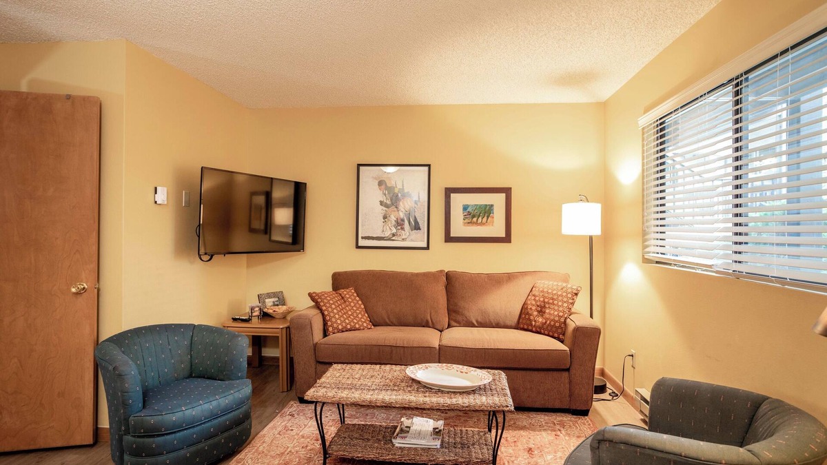 Bigfork Condo | Cozy condo w/great location by Flathead Lake - Cozy Marina Cay Getaway