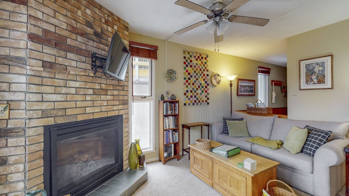 Warren Condo | Cozy Condo with 3 Pools, Sauna, Hot tubs, Tennis - Walk to Sugarbush Resort