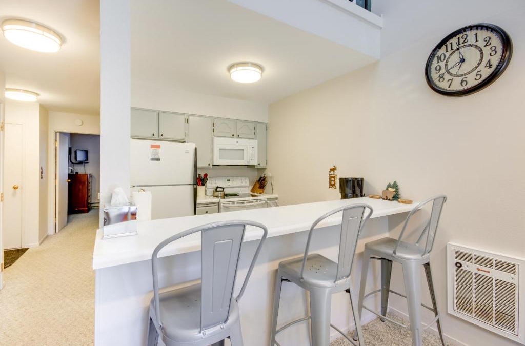 Big Sky Apartment | Cozy Condo with Balcony - Near Big Sky Resort!