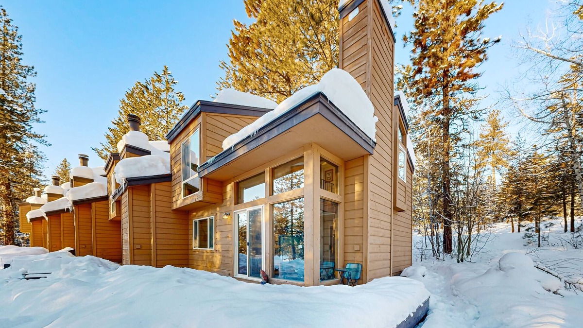 McCall Condo | Cozy Condo with Deck, Wood Fireplace - Easy Access to Golf and the Slopes