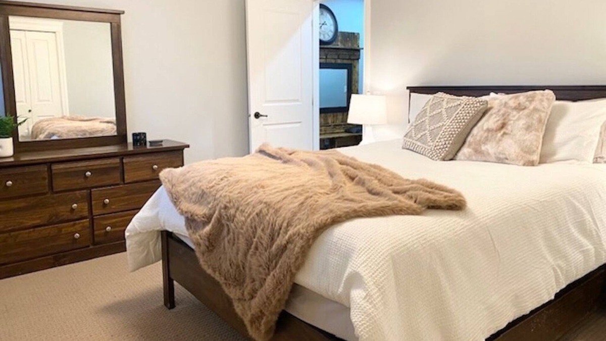 Sicamous Condo | Cozy condo with mountain views