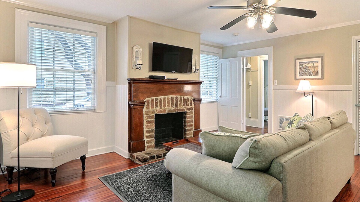 Historic Downtown Savannah Condo | Cozy Condo with Patio 1 Block to Forsyth Park