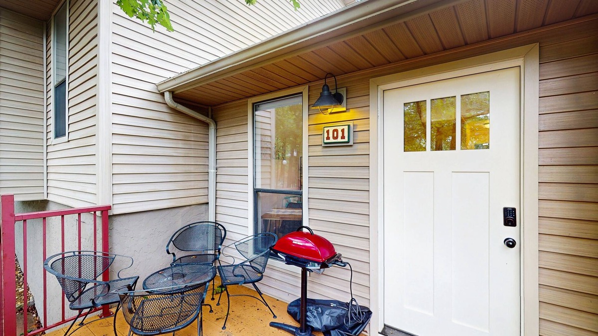 Kimberling City Condo | Cozy condo with electric fireplace, deck, shared pool, pickleball & boat launch