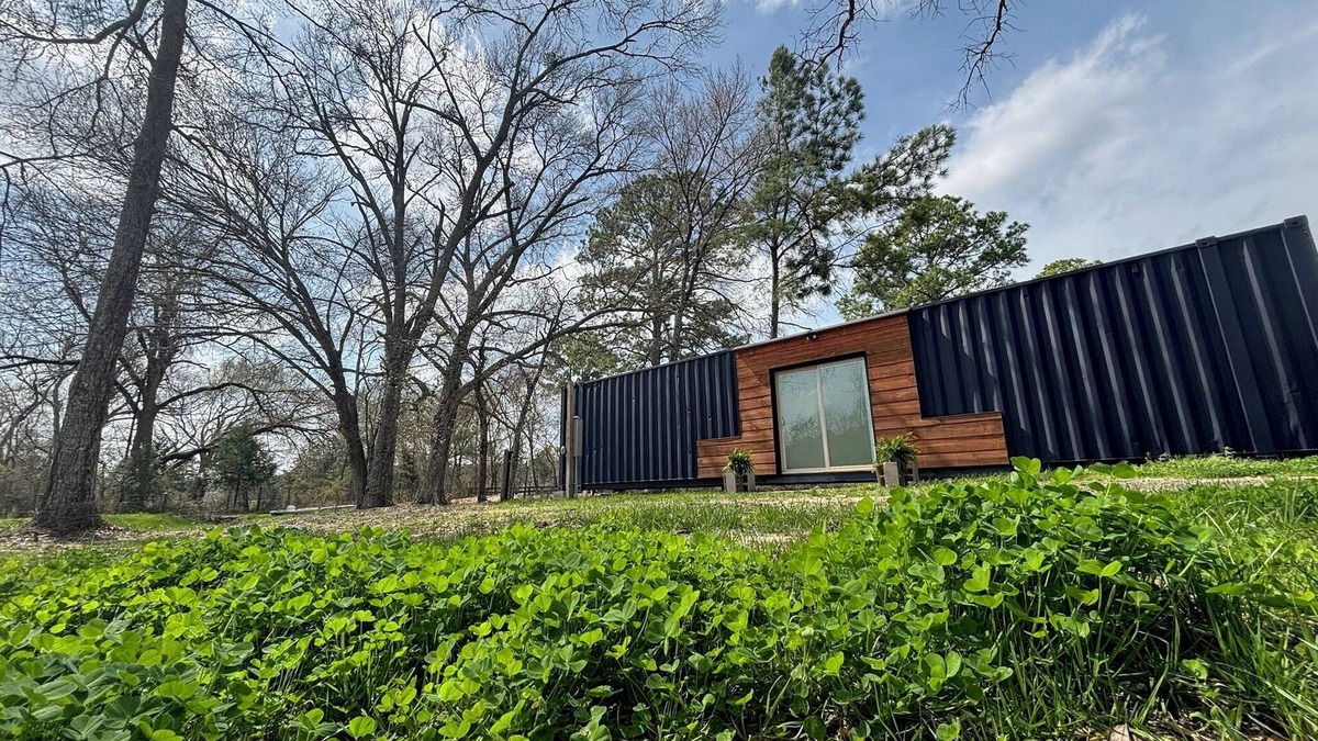Montgomery Cabin | Cozy container cabin with WiFi and AC in lovely Richards