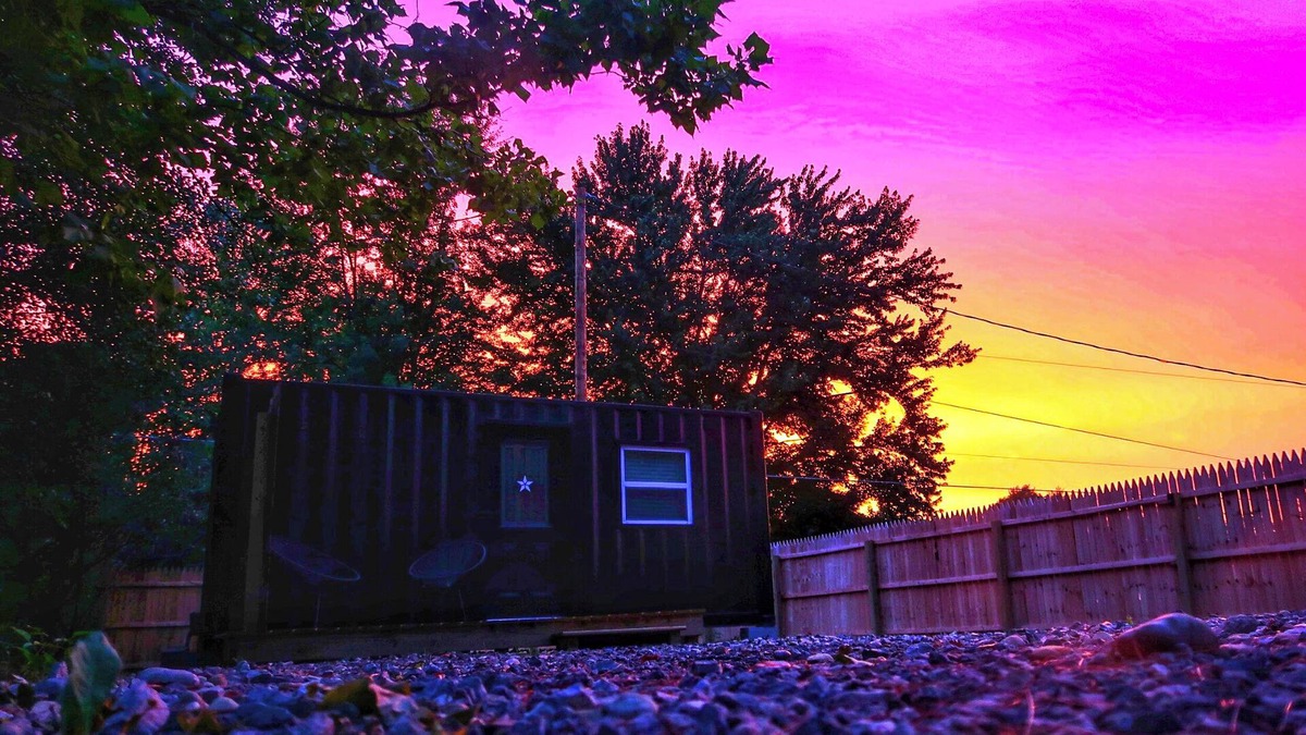 Chillicothe Cabin | Cozy Container House, King Bed, Pets, Wifi, 1 Night Stays, Griddle, Firepit