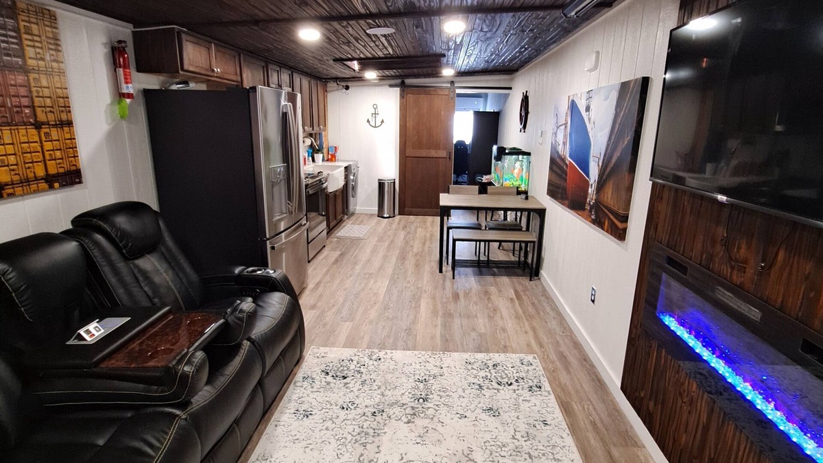 Bastrop House | Cozy container: Unique design