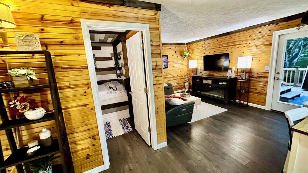 Olive Hill Cottage | Cozy, Contemporary Cottage on the Creek!