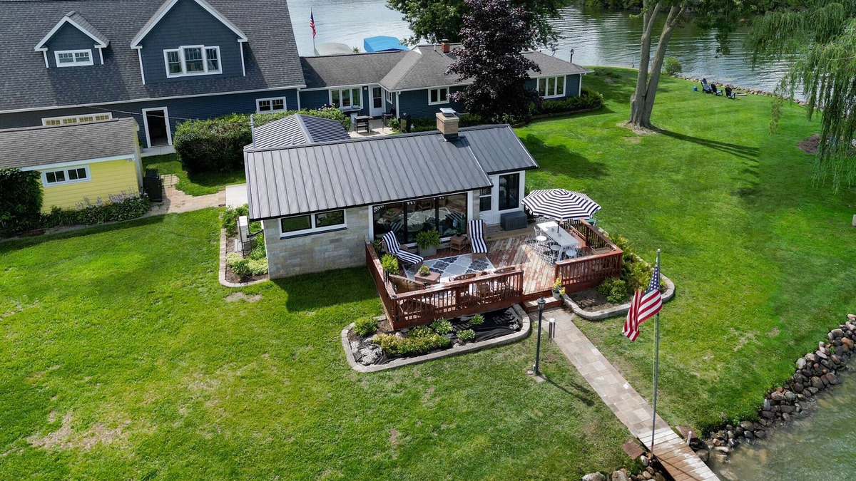 Quincy Cottage | Cozy contemporary Lakefront Cottage
