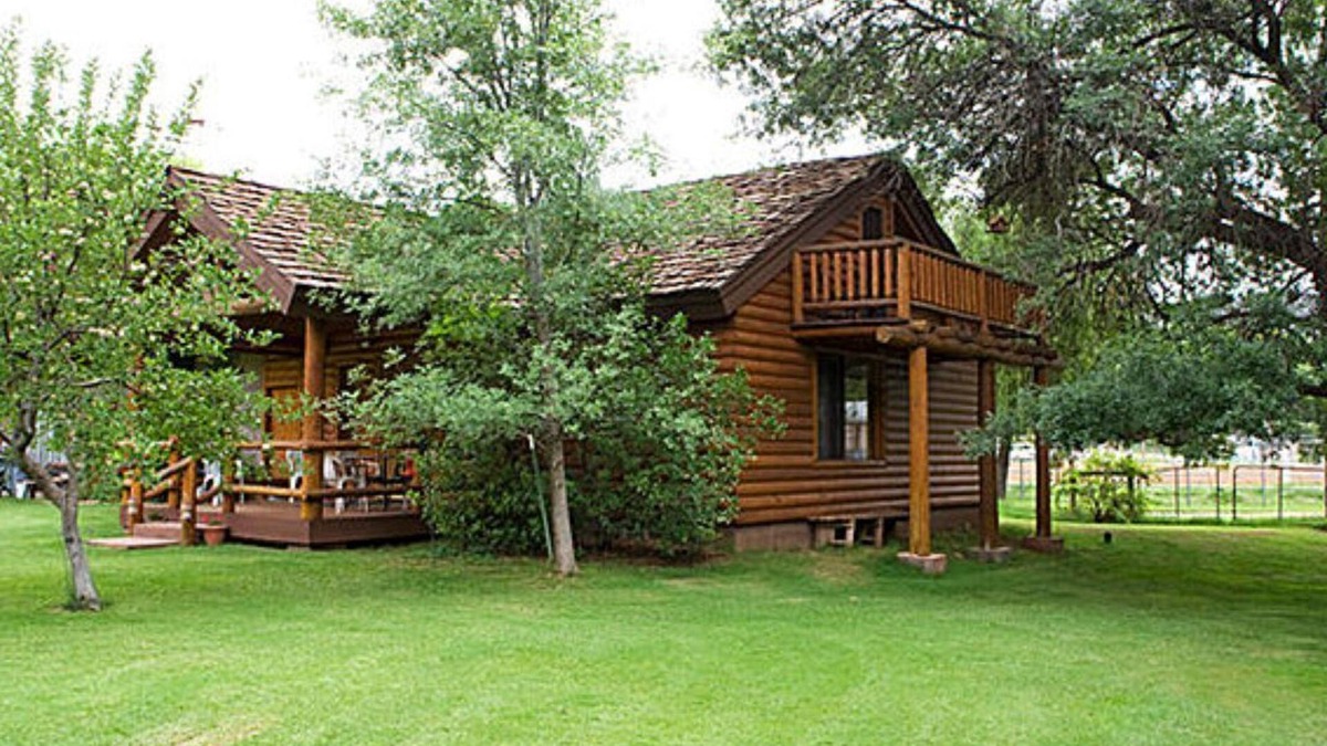 Cornville House | Cozy contemporary waterfront property cabin near Sedona.