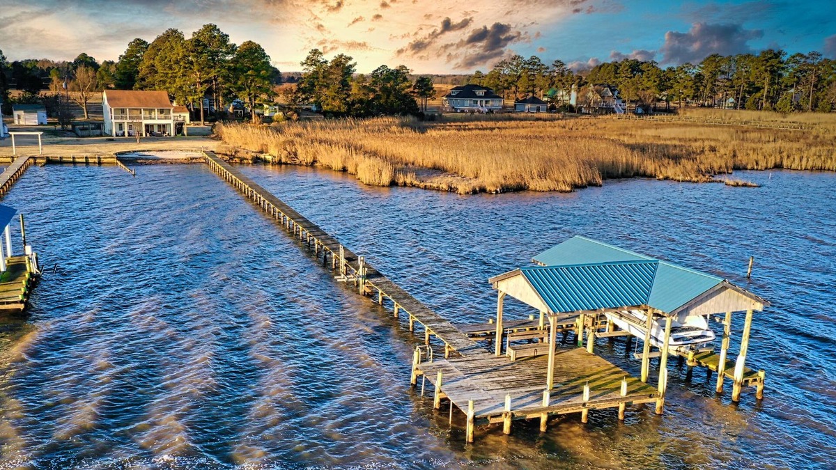 Sharps House | Cozy & Content River Retreat Beach Hot Tub & Games