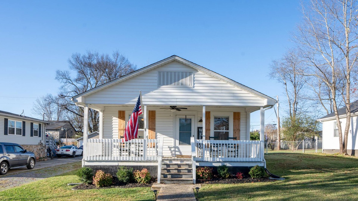 Alcoa House | Cozy Convenient Cottage