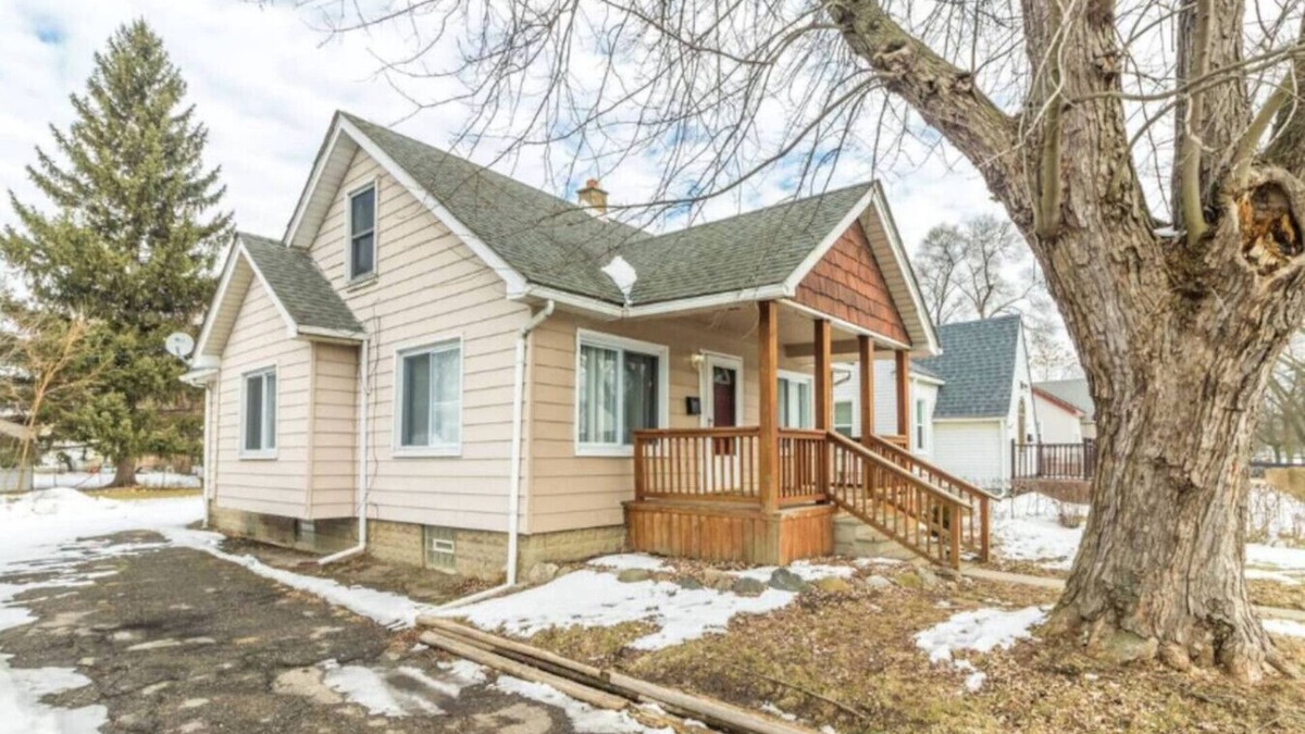 Pontiac House | Cozy & Convenient Shared Room in Pontiac