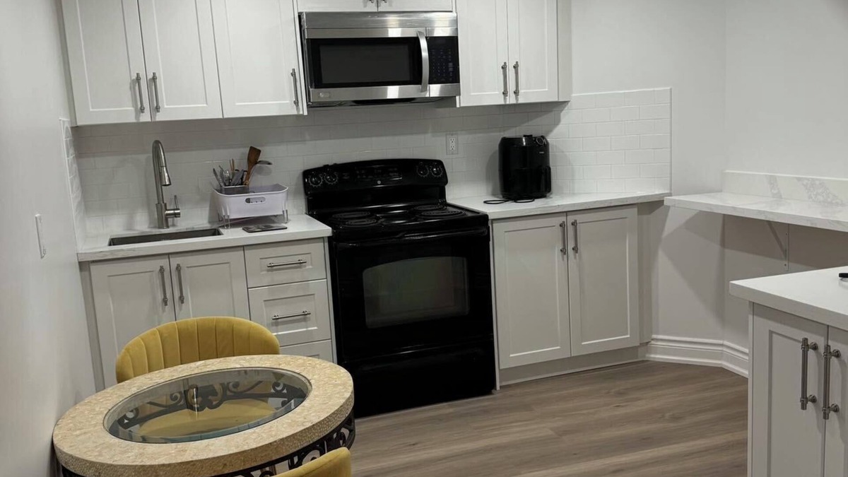 Thornhill House | Cozy & Convenient Stay - Steps from Shops, Transit at Your Door