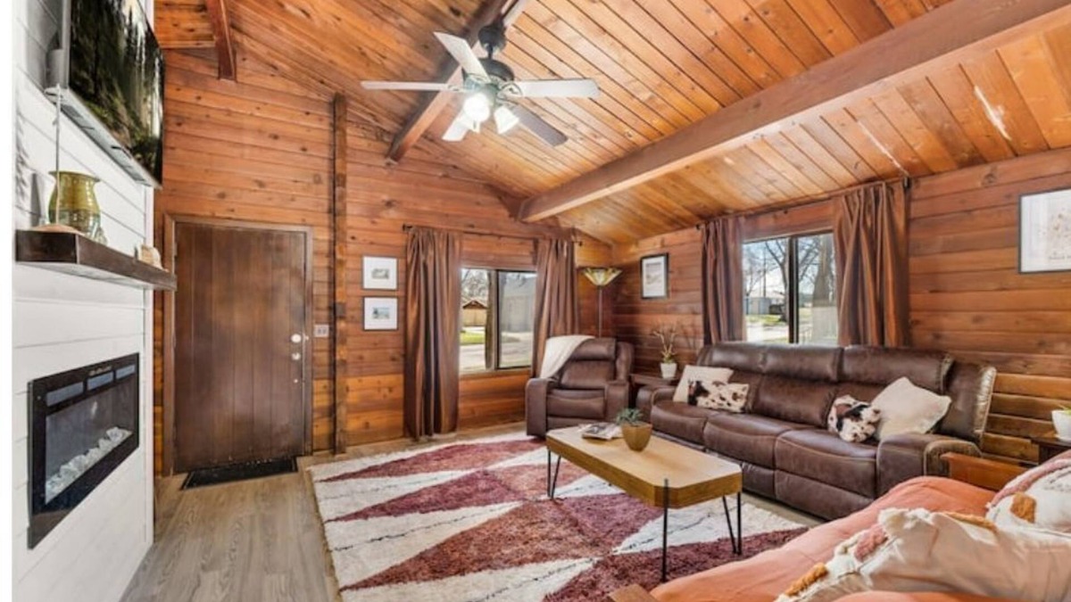 Sioux Falls Cabin | Cozy Copper Cabin in the City - the whole place is yours!