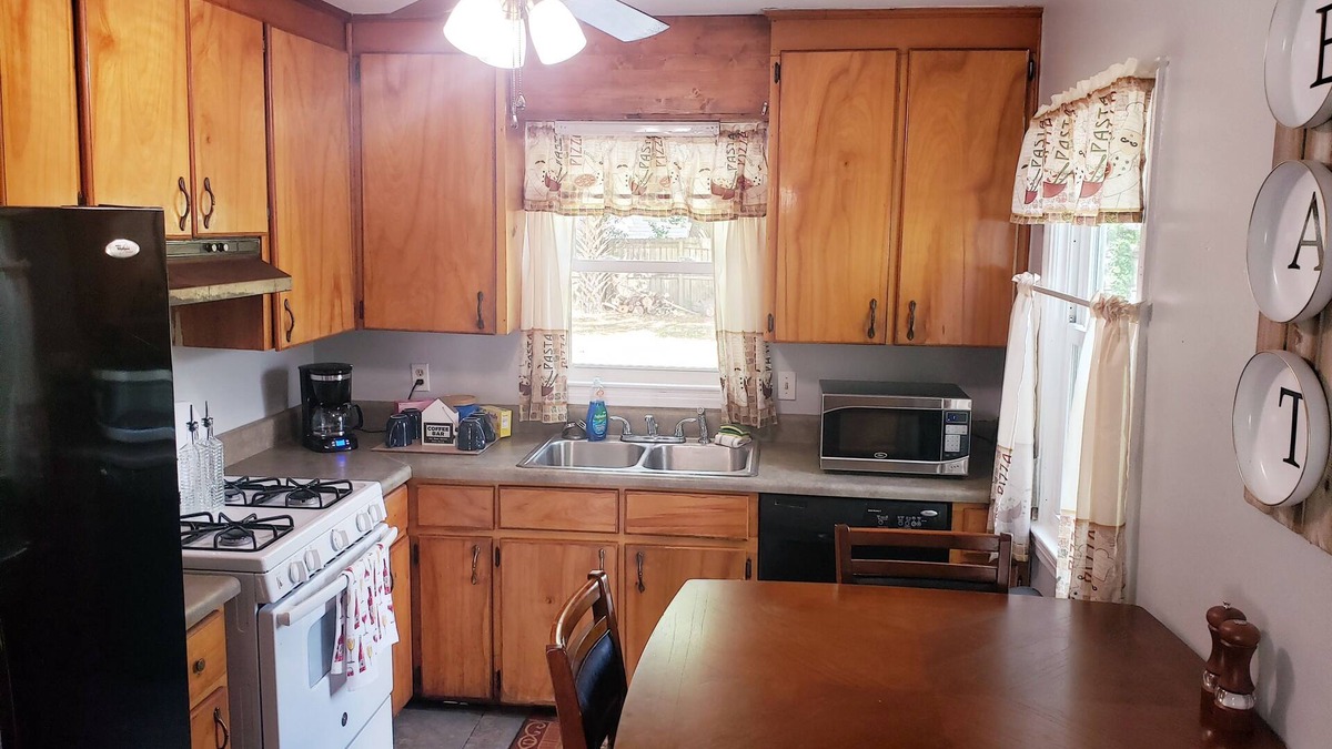 Southeast Pensacola House | Cozy Corner house with garden located 15 to 20 mins from beach