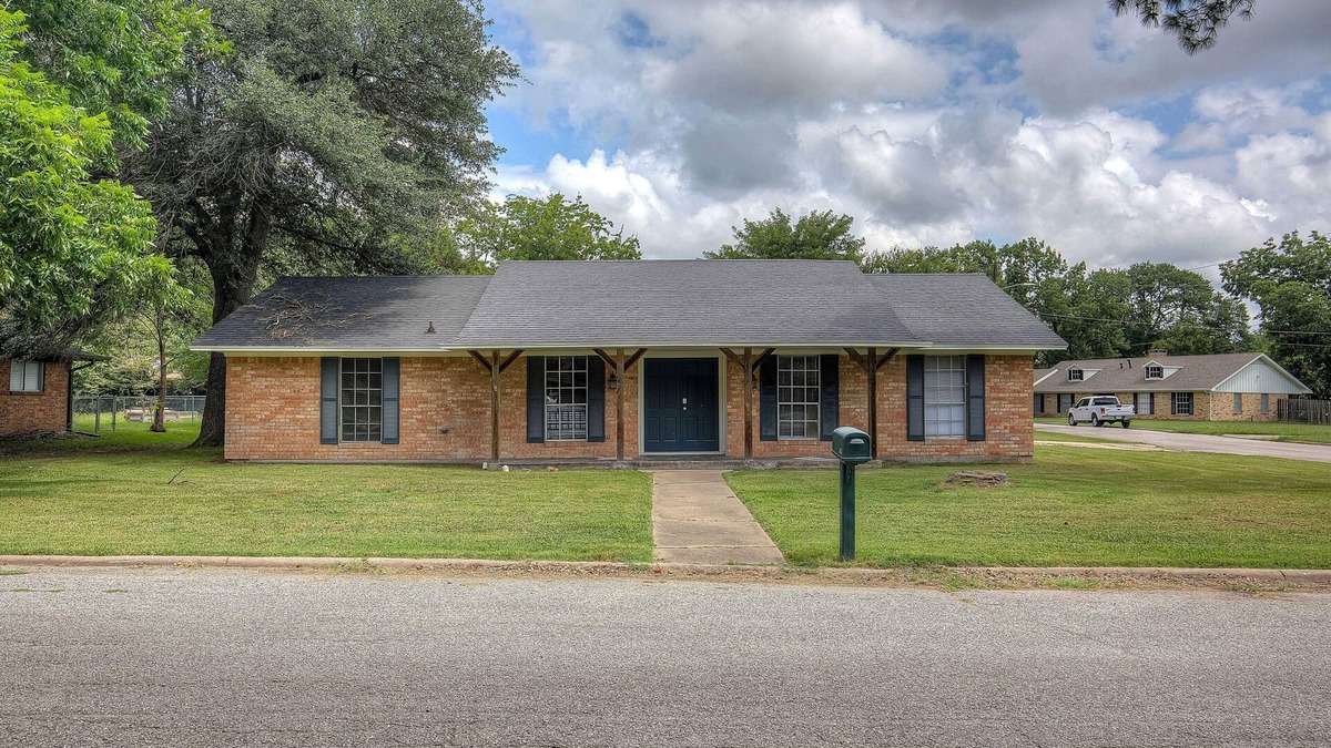 Commerce House | Cozy corner lot in Commerce, Texas.