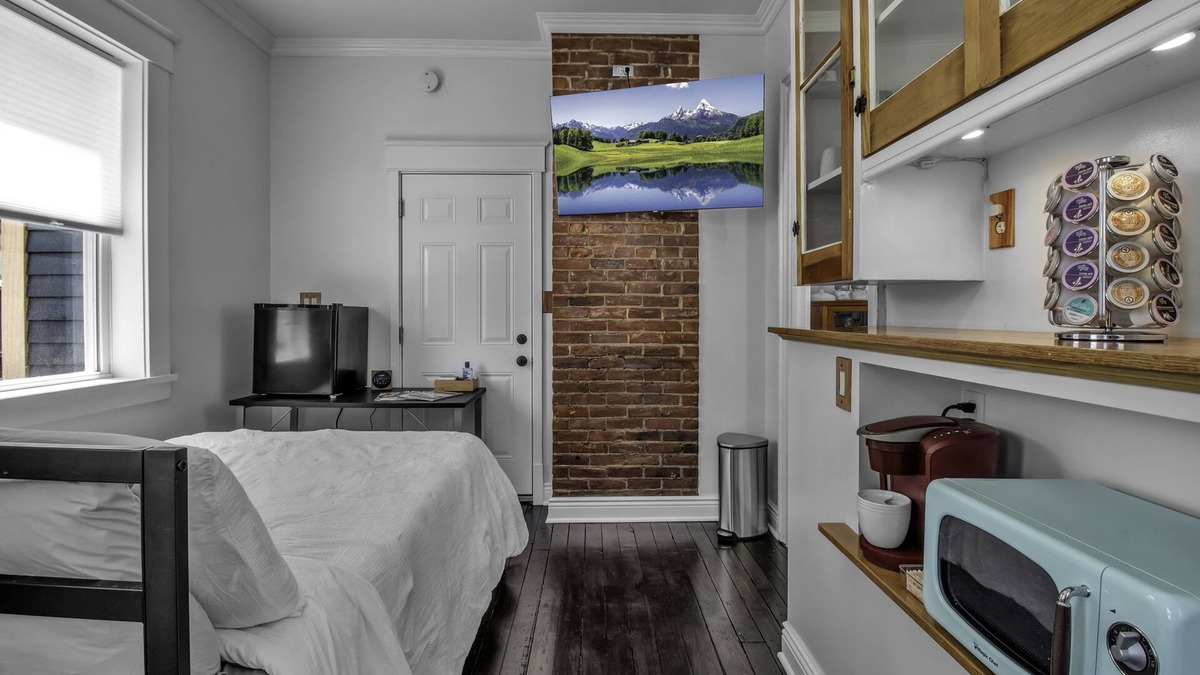 Front Park Apartment | Cozy Corner on Columbus - modern & close to all!