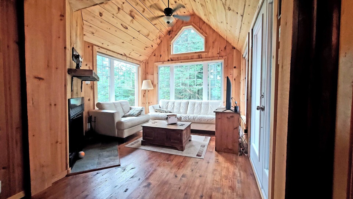 St-Adolphe-d'Howard Cottage | Cozy Cottage Getaway, 1hr from the city in St-Adolphe-d'Howard on Lac Travers.