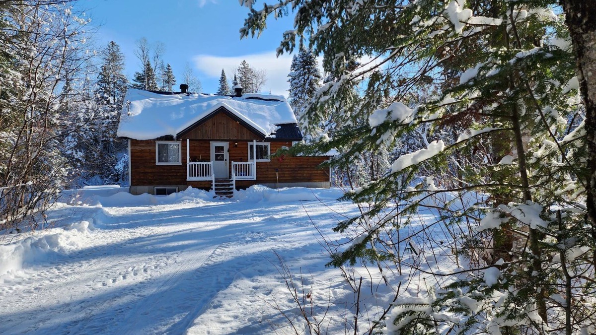Mauricie Ski Chalet | Cozy Cottage by the Rivière du Loup. 100' of private access.