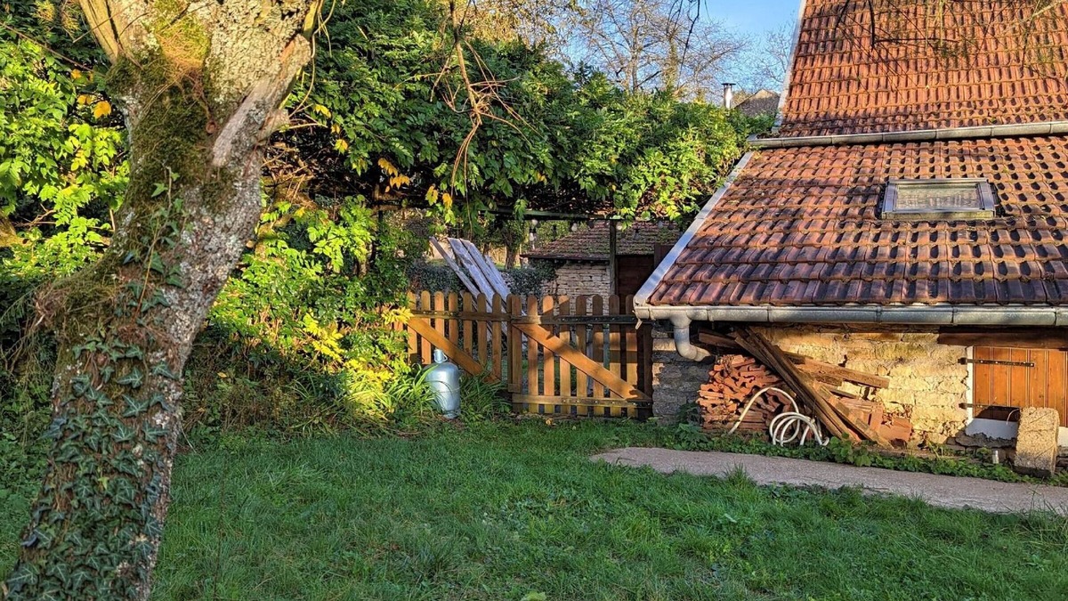 Courtesoult-et-Gatey Cottage | Cozy cottage with stove, shared garden, near castles