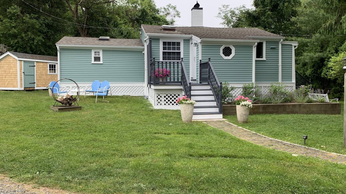 Middletown Cottage | Cozy Cottage 1.5 mi. To Third Beach.nnn