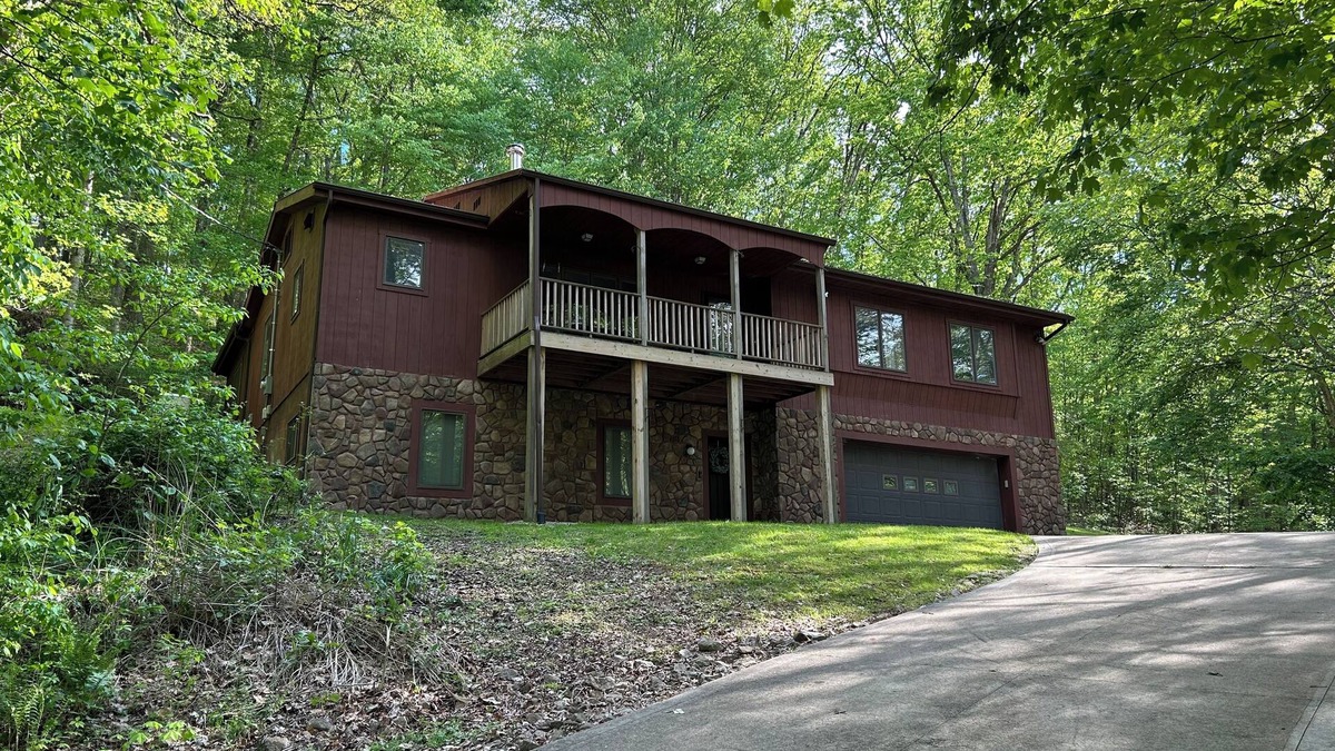 Creola Cabin | Cozy Cottage 1 mile from Ash Cave with Wi-Fi in Hocking Hills!