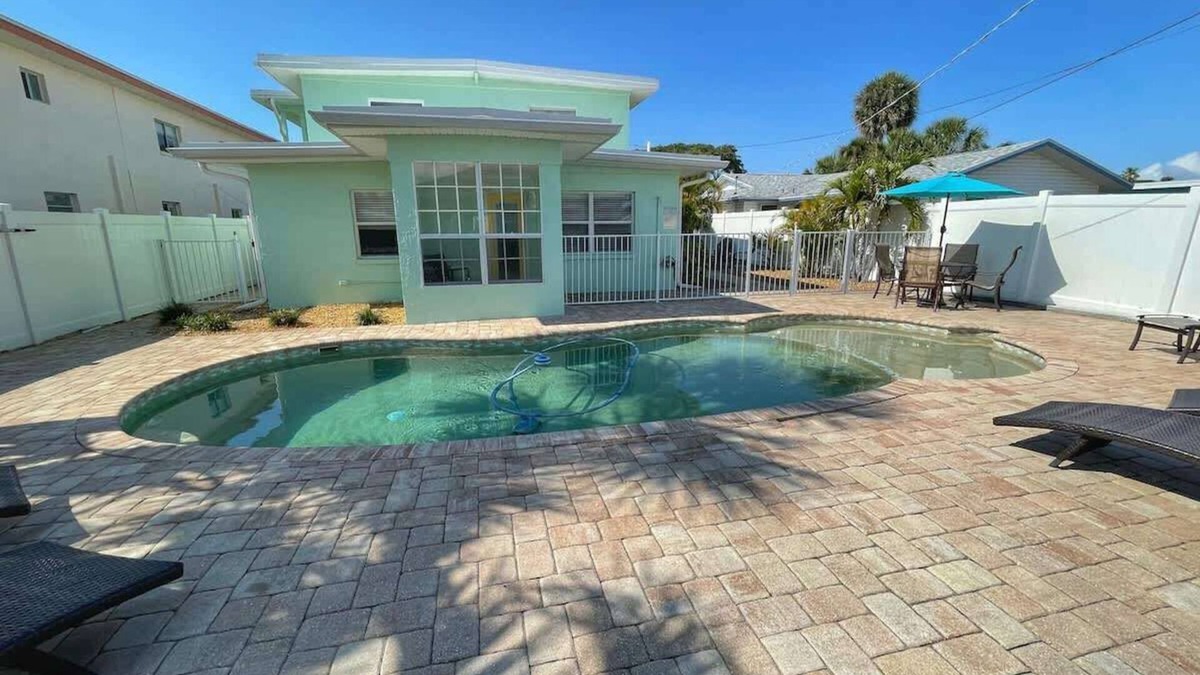 Port Canaveral Cottage | Cozy Cottage 1BR w/sun room, 3 min walk to beach