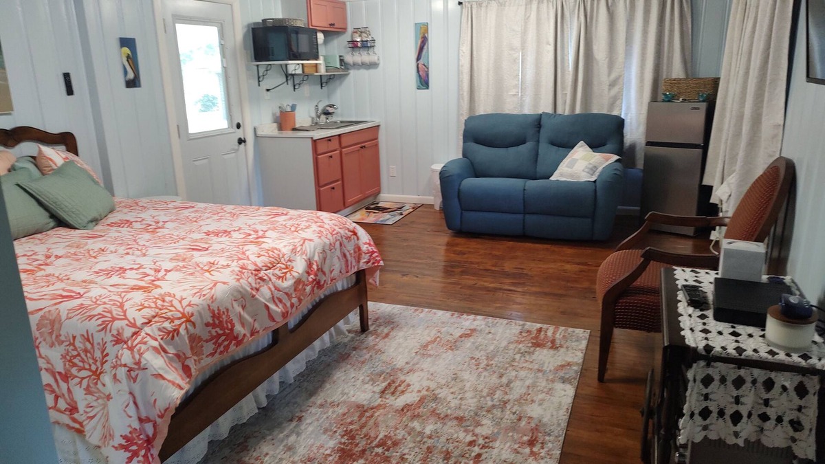 Elberta Cottage | Cozy cottage 20 minutes to beaches! Less than 10 minutes to OWA & Beach Express.