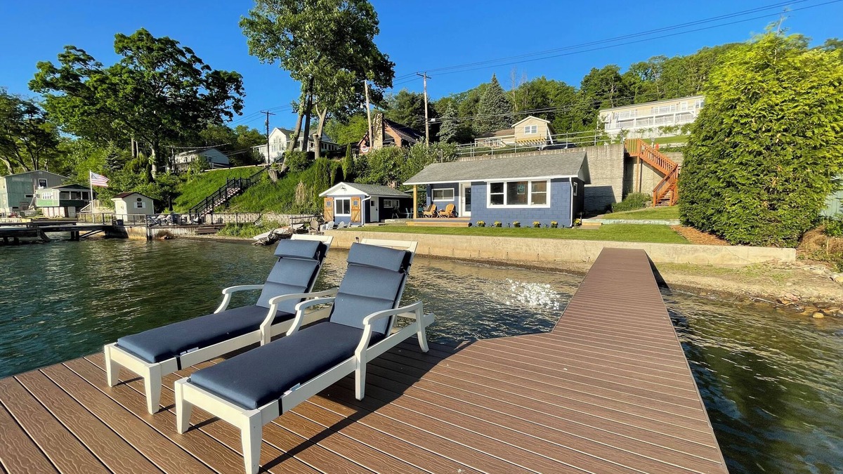 Dundee Cottage | Cozy cottage 3 steps away from the lake!