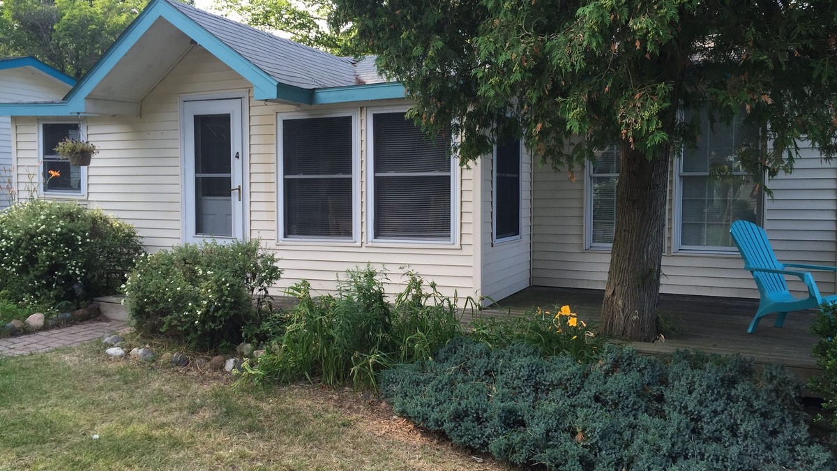 Applegate Cottage | Cozy Cottage #4 overlooking beautiful Lake Huron