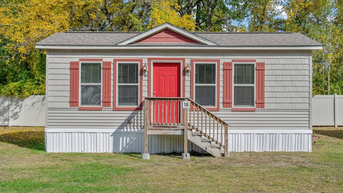 Queensbury Cottage | Cozy Cottage at Lake George Campsites!