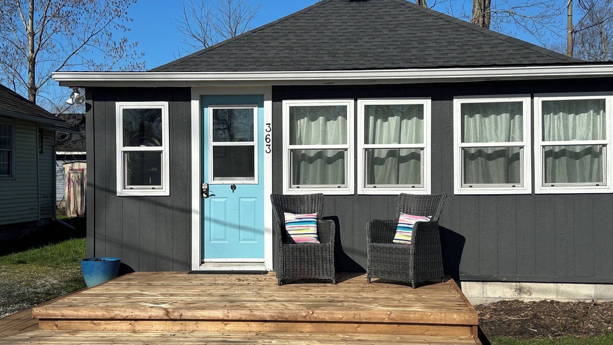 Crystal Beach House | Cozy Cottage Beach Retreat- Minutes to water, beach, USA border, Niagara Falls