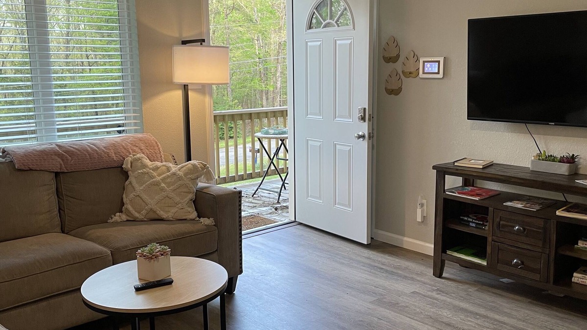 Fairfield Bay House | Cozy Cottage by Marina & Trails. Quiet and Serene!