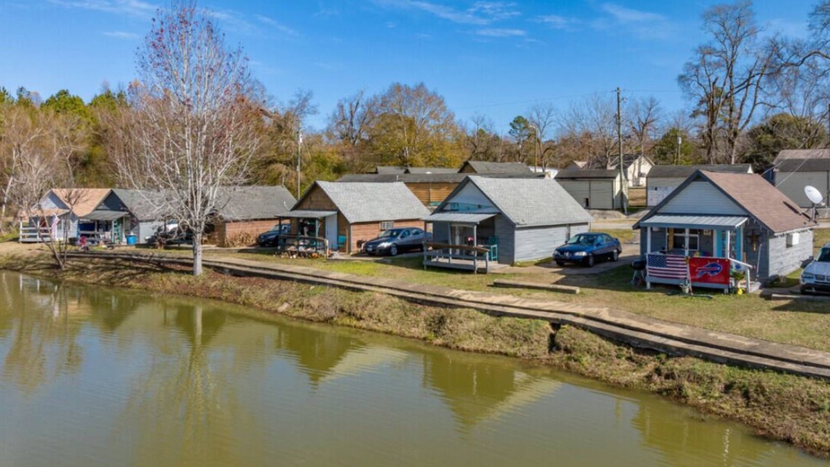 Phenix City Cottage | Cozy cottage by the lake! 18c