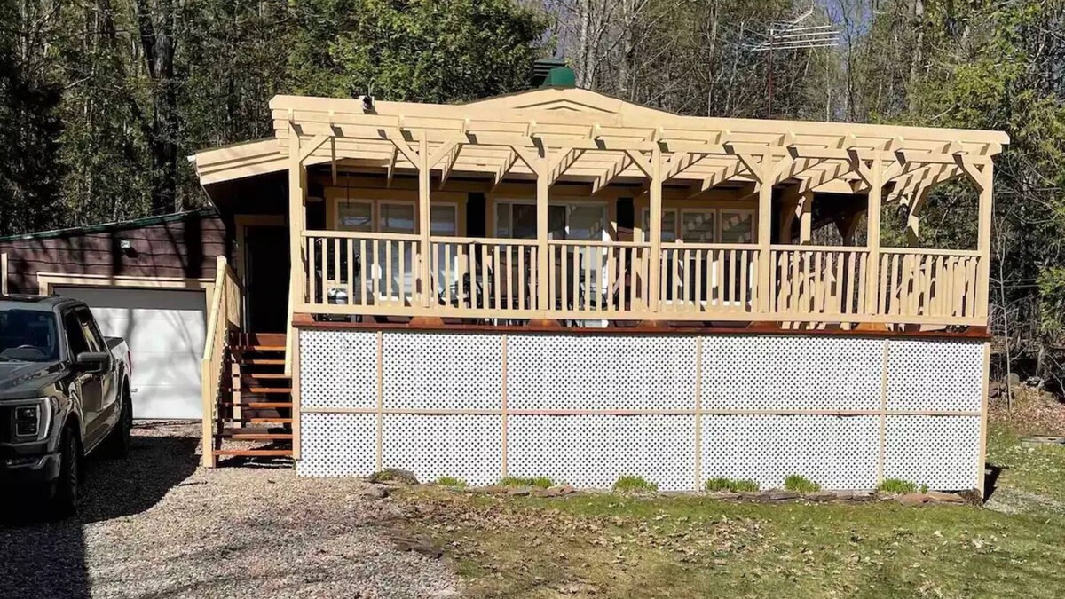Lac Sainte-Marie Cottage | Cozy Cottage close to golf, great hiking trails and lake with beautiful views