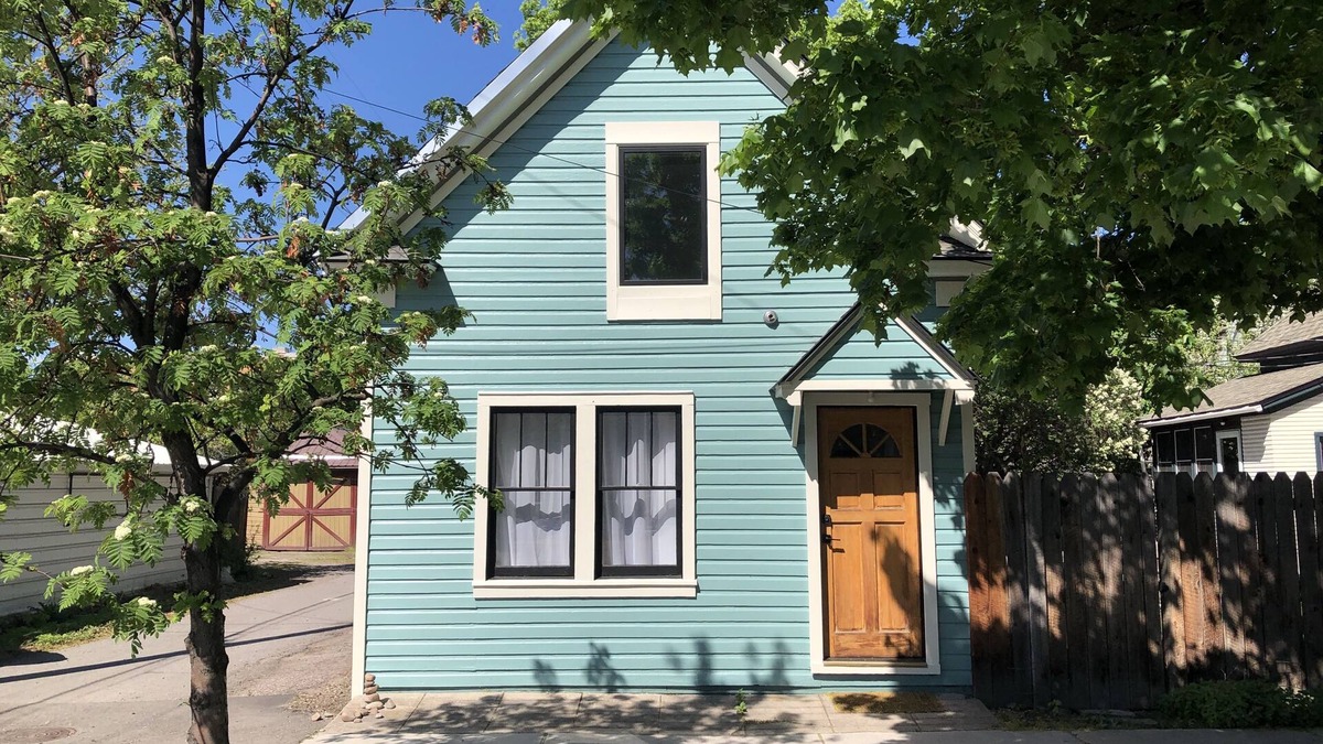 Riverfront House | Cozy Cottage Downtown