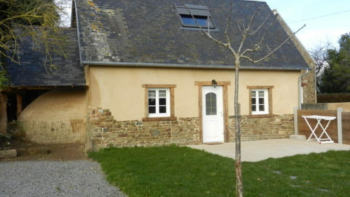 Saint-Pair-sur-Mer Cottage | Cozy Cottage for 2 Near Beach with Private Garden, Internet, and Baby Amenities