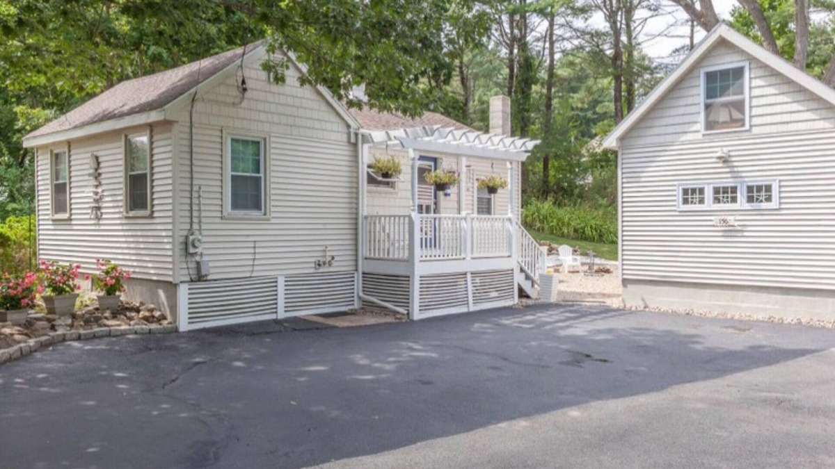 Cape Porpoise House | Cozy cottage home walking distance to restaurants, shops and water views