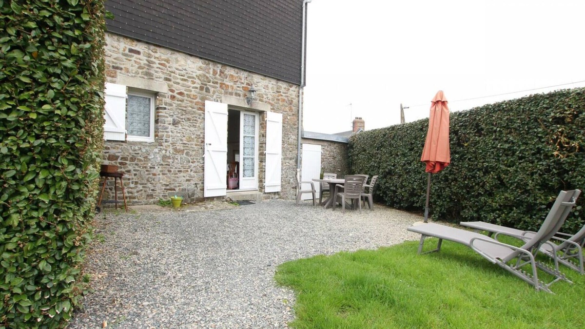 Baudreville Cottage | Cozy Cottage in Pittoresque Village Near Beaches – Enclosed Garden & Pet-Friendly