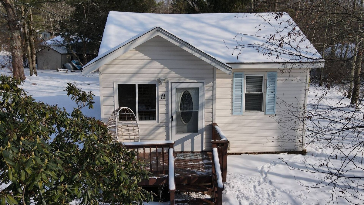 Shinhopple House | Cozy Cottage in a Catskills Lake Community