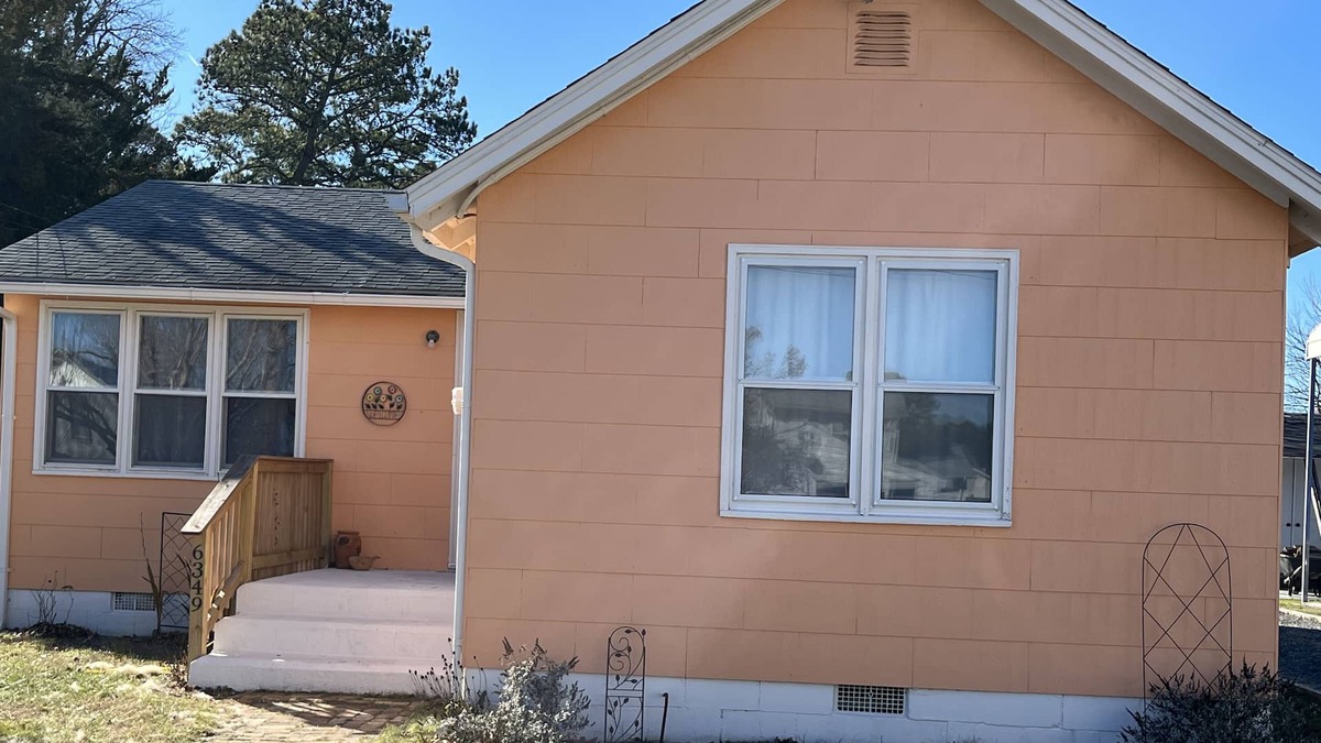 Deep Hole Cottage | Cozy cottage in a quiet neighborhood close to town, shops, and beach.