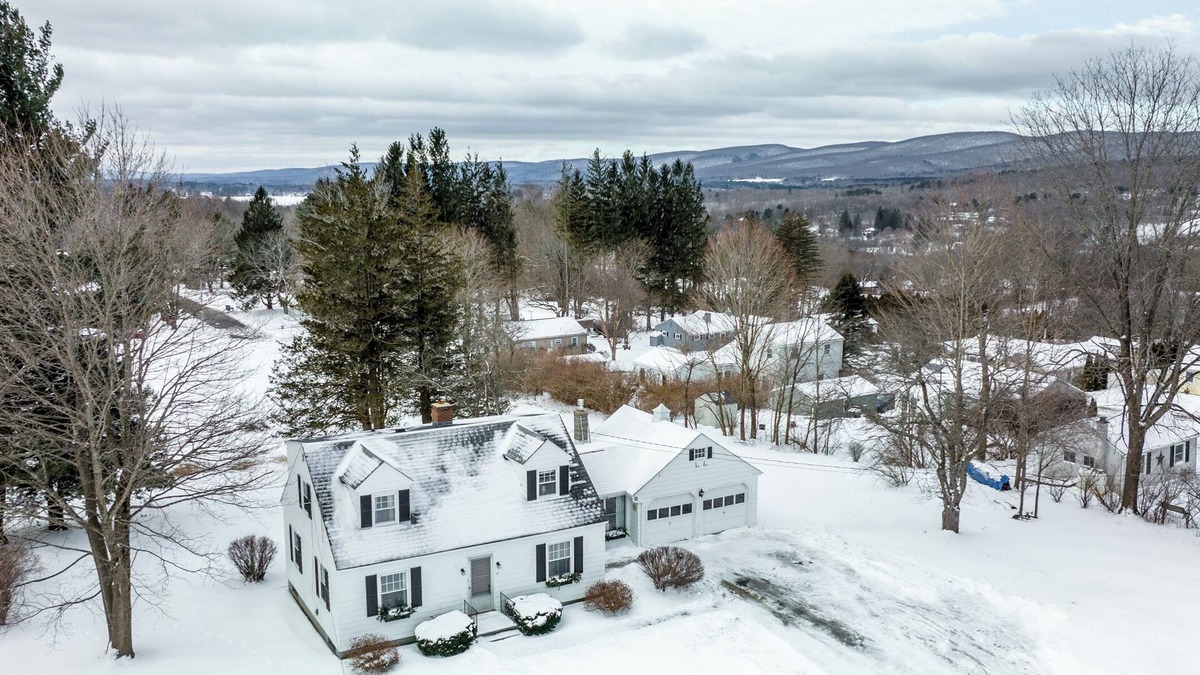 Lanesborough House | Cozy Cottage in Berkshires: Minutes to Jiminy Peak